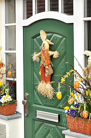 HOUSE_ENTRANCE_WITH_EASTER_DECORATION_AND_SPRING_FLOWERS