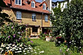 BACK GARDEN WITH PERENNIAL BEDS, LAWN AND TERRACE. DESIGN: JUTTA WAHREN