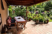 TERRACE WITH SEATING AREA AND POTTED PLANTS. DESIGN: JUTTA WAHREN