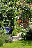 SEATING AREA WITH ROSE ARCH IN A BACK GARDEN. DESIGN: JUTTA WAHREN