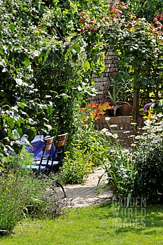 SEATING_AREA_WITH_ROSE_ARCH_IN_A_BACK_GARDEN_DESIGN_JUTTA_WAHREN