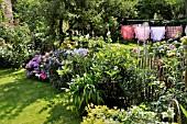 PERENNIAL BEDS AND WASHING LINE. DESIGN: JUTTA WAHREN