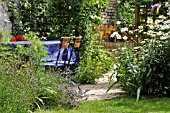 SEATING AREA IN A BACK GARDEN. DESIGN: JUTTA WAHREN