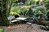 SEATING AREA WITH OVEN IN A PERENNIAL GARDEN. DESIGN: MARIANNE AND DETLEF LUEDKE