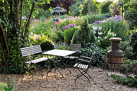 SEATING_AREA_WITH_OVEN_IN_A_PERENNIAL_GARDEN_DESIGN_MARIANNE_AND_DETLEF_LUEDKE