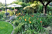 PERENNIAL BED WITH DAY LILIES. DESIGN: MARIANNE AND DETLEF LUEDKE