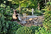 SEATING AREA WITH OVEN IN A PERENNIAL GARDEN. DESIGN: MARIANNE AND DETLEF LUEDKE