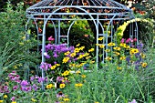 PHLOX PANICULATA, HELIOPSIS HELIANTHOIDES, GARDEN PAVILION. DESIGN: MARIANNE AND DETLEF LUEDKE