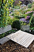 SEATING AREA IN AN AUTUMNAL GARDEN. DESIGN: MARIANNE AND DETLEF LUEDKE