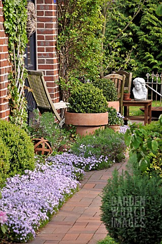 FRONT_GARDEN_WITH_SEATING_AREA_AND_FLOWER_TUBS