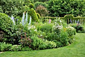 PERENNIAL BORDER WITH DELPHINIUM AND CLEMATIS. DESIGN: MARIANNE AND DETLEF LUEDKE