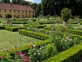 GARDEN AT THE ORANGERY, BENATURE RESERVEATH PALACE, DUESSELDORF, GERMANY