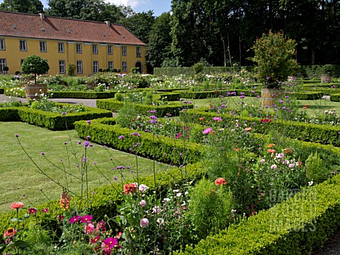 GARDEN_AT_THE_ORANGERY_BENATURE_RESERVEATH_PALACE_DUESSELDORF_GERMANY