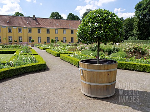 GARDEN_AT_THE_ORANGERY_BENRATH_PALACE_DUESSELDORF_GERMANY