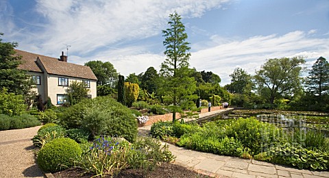 RHS_GARDEN_HYDE_HALL_IN_JUNE_THIS_IS_THE_VIEW_THAT_GREETS_YOU_AS_YOU_ENTER_THE_GARDENS_THE_HOUSE__WH