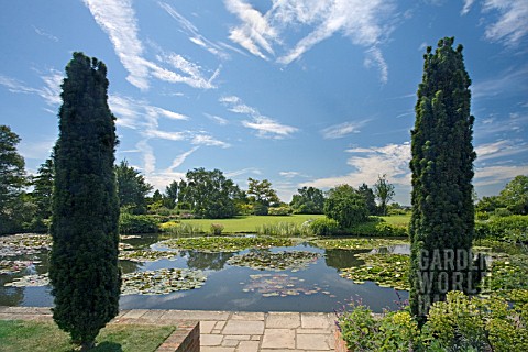 RHS_GARDEN_HYDE_HALL_THIS_IS_THE_VIEW_FROM_THE_TOP_POND_TOWARDS_THE_HILLTOP_GARDEN