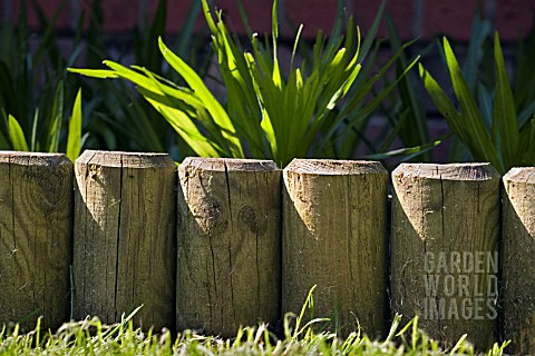 WOOD_LOG_EDGING__SEPARATING_THE_LAWN_FROM_PLANTS