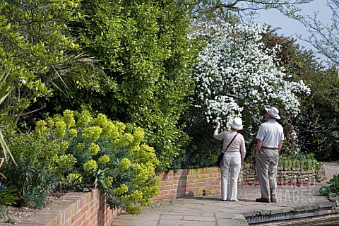 VISITORS_TO__RHS_GARDEN__HYDE_HALL_STROLL_THROUGH_THE_GARDENS_BY_THE_TOP_POND