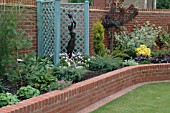 RAISED BORDER WITH SCULPTURE OF A WOMAN SCREENED WITH TRELLIS