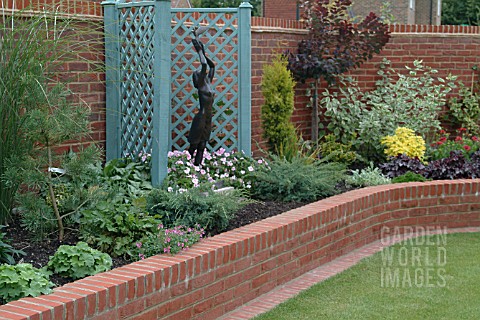 RAISED_BORDER_WITH_SCULPTURE_OF_A_WOMAN_SCREENED_WITH_TRELLIS