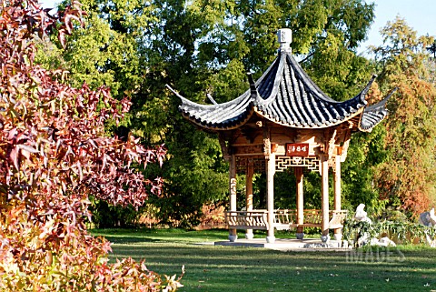 THE_CHINESE_PAVILION_WITH__AT_LEFT_OF_PICTURE__LIQUIDAMBAR_STYRACIFLUA__RHS_WISLEY_NOVEMBER