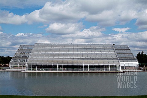 VIEW_OF_THE_BICENTENARY_GLASSHOUSE__RHS_WISLEY_JUNE_2007
