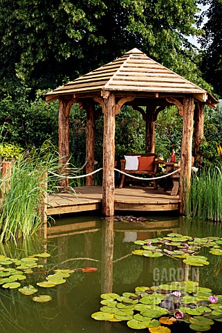 SCENE_IN_THE_SUMMERTIME_WATER_GARDEN_WORLD_OF_WATER_AT_THE_HAMPTON_COURT_PALACE_FLOWER_SHOW__JULY_20
