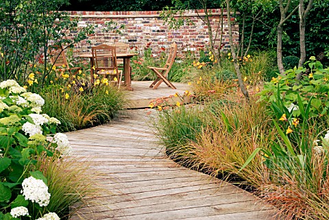 SCENE_IN_THE_UNWIND_GARDEN_ARUN_LANDSCAPES_LTD_AT_THE_HAMPTON_COURT_PALACE_FLOWER_SHOW__JULY_2007