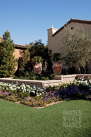 LANDSCAPED_FRONT_GARDEN_WITH_ARTIFICIAL_TURF_ON_DEVELOPMENT_AT_LAKE_LAS_VEGAS_RESORT_HENDERSON_NEVAD