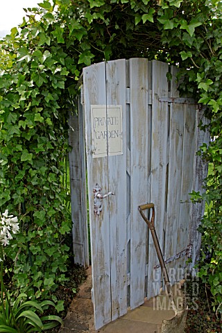 IVYCOVERED_ARCH_AND_GATE__THE_HAMPTON_COURT_PALACE_FLOWER_SHOW_JULY_2008_THE_CROFT_SPOT_SECRET_GARDE