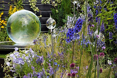 THE_BENECOL_PRISM_GARDEN_SUPPORTING_RAINBOW_TRUST_DEWDROPS_BY_NEIL_WILKIN__AT_THE_HAMPTON_COURT_PALA