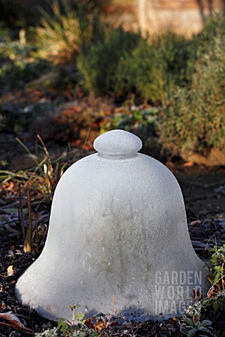 GLASS_CLOCHE_COVERED_WITH_FROST