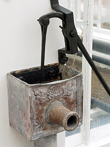 VICTORIAN_DECORATED_LEAD_LIFT_PUMP_AND_SPOUT
