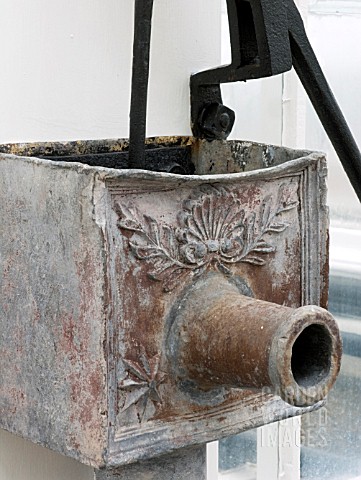 VICTORIAN_DECORATED_LEAD_LIFT_PUMP_AND_SPOUT