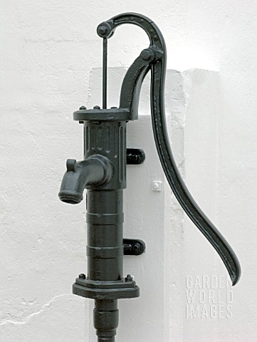 VICTORIAN_HAND_LIFT_PUMP