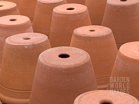 WASHED_CLAY_POTS_GREENHOUSE_WINTER_CLEAN_UP