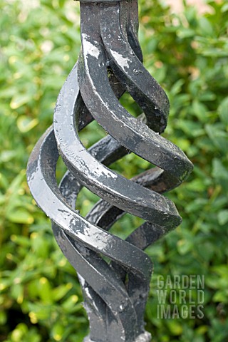 DECORATIVE_IRON_RAILING_DETAIL_AGAINST_BOX_HEDGE_BUXUS_SEMPERVIVENS_JULY