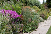 AUGUST BORDER AT GREAT DIXTER GARDEN