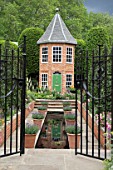 THE HARRODS BRITISH ECCENTRICS GARDEN DESIGNED BY DIARMUID GAVIN  SILVER GILT MEDAL WINNER