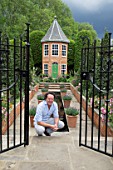 DESIGNER DIARMUID GAVIN IN THE HARRODS BRITISH ECCENTRICS GARDEN  SILVER GILT MEDAL WINNER