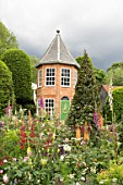 THE HARRODS BRITISH ECCENTRICS GARDEN DESIGNED BY DIARMUID GAVIN  SILVER GILT MEDAL WINNER