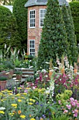 THE HARRODS BRITISH ECCENTRICS GARDEN DESIGNED BY DIARMUID GAVIN  SILVER GILT MEDAL WINNER