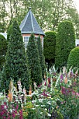 THE HARRODS BRITISH ECCENTRICS GARDEN DESIGNED BY DIARMUID GAVIN  SILVER GILT MEDAL WINNER