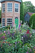 THE HARRODS BRITISH ECCENTRICS GARDEN DESIGNED BY DIARMUID GAVIN  SILVER GILT MEDAL WINNER