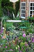 THE HARRODS BRITISH ECCENTRICS GARDEN DESIGNED BY DIARMUID GAVIN  SILVER GILT MEDAL WINNER