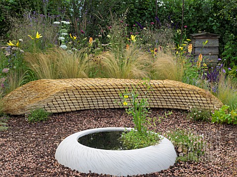 JORDANS_WILDLIFE_GARDEN_DESIGNED_BY_SELINA_BOTHAM_NATURAL_PLANTING_WITH_SCULPTURED_STRAW_BENCH