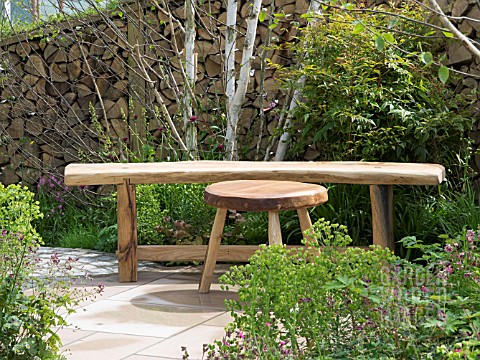 WOODEN_STALL_AND_BENCH_IN_A_COMPACT_GARDEN